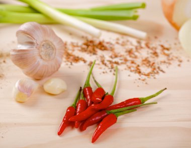 Bir tahta üzerinde kırmızı sıcak biber biber