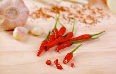 Bir tahta üzerinde kırmızı sıcak biber biber