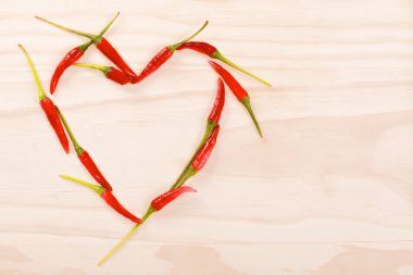 Kırmızı kalp kırmızı sıcak biber biber yapılan