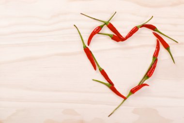 Kırmızı kalp kırmızı sıcak biber biber yapılan