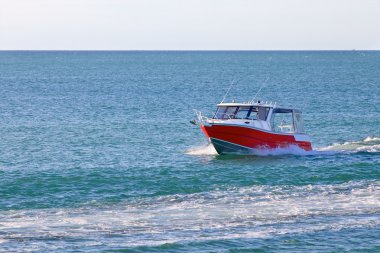 Okyanus veya deniz içinde yüzen kırmızı Motorlu tekne