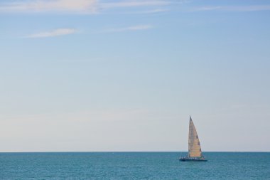 Beyaz yelkenli açık denizde yelkenli tekne