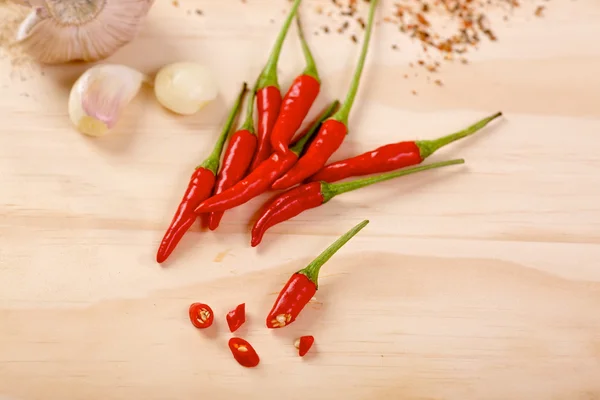 Pimentas vermelhas de pimenta quente em uma placa — Fotografia de Stock