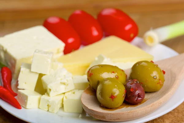 Fetaost, oliver och tomater på ett fat — Stockfoto