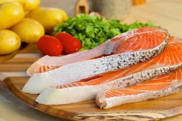 Deliciosa porción de filete de salmón fresco con tomates —  Fotos de Stock