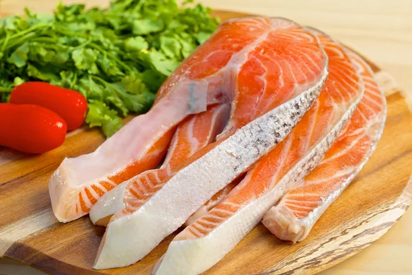 Köstliche Portion frisches Lachsfilet mit Tomaten und Salat — Stockfoto