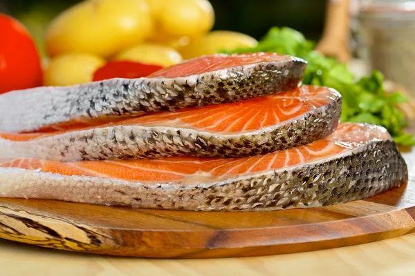 Delicious  portion of fresh salmon fillet with vegetables on background — Stock Photo, Image