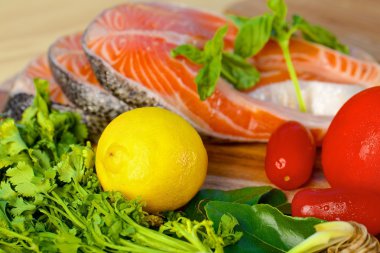 Lezzetli limon ve fesleğen taze somon fileto bölümünü