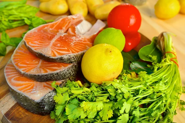 Deliciosa porción de filete de salmón fresco con verduras —  Fotos de Stock