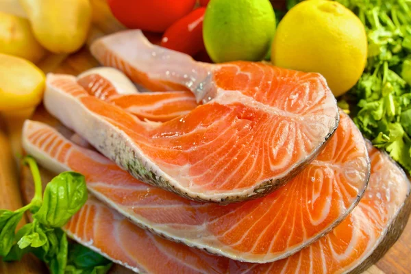 Deliciosa porción de filete de salmón fresco con verduras —  Fotos de Stock