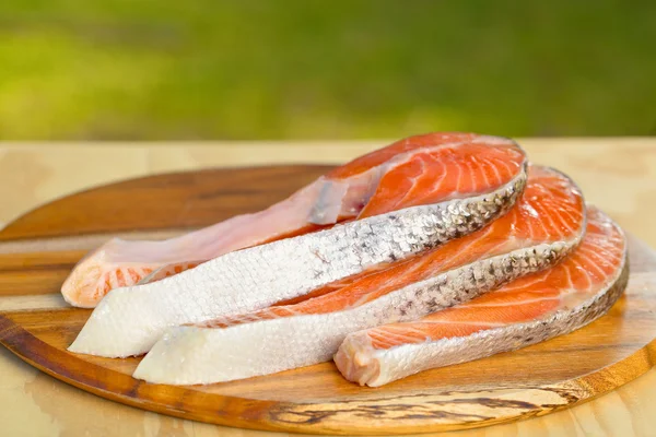 Köstliche Portion frisches Lachsfilet auf einem Holztisch — Stockfoto