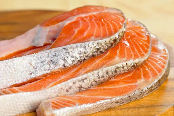 Köstliche Portion frisches Lachsfilet auf einem Holztisch — Stockfoto