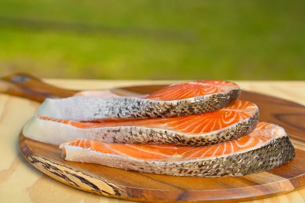 Délicieuse portion de filet de saumon frais sur une table en bois — Photo