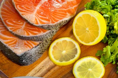 Lezzetli limon ile taze somon fileto bölümünü