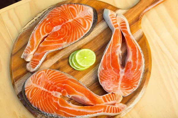 Filet de saumon frais au citron - concept d'alimentation saine — Photo
