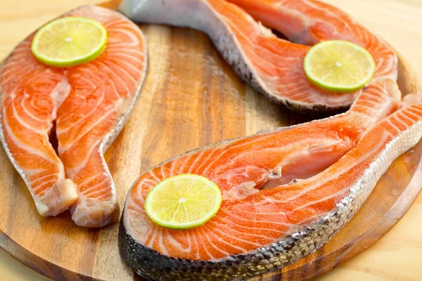 Frisches Lachsfilet mit Zitrone - gesundes Ernährungskonzept — Stockfoto