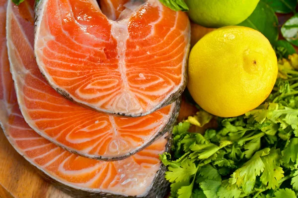 Deliciosa porción de filete de salmón fresco con limón —  Fotos de Stock