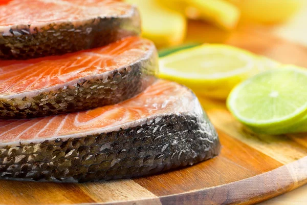 Köstliche Portion frisches Lachsfilet mit Zitronen — Stockfoto