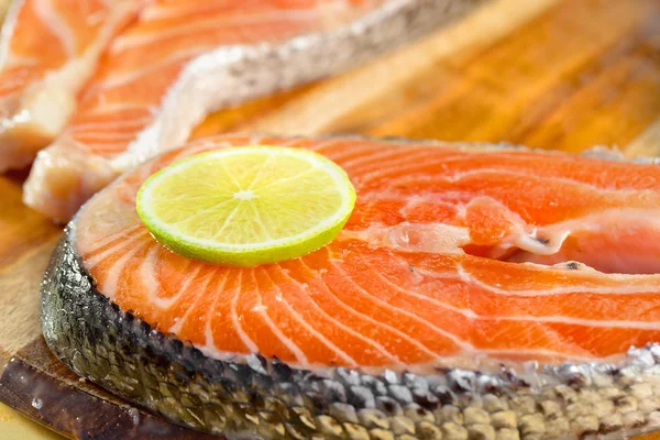 Frisches Lachsfilet mit Zitrone - gesundes Ernährungskonzept — Stockfoto