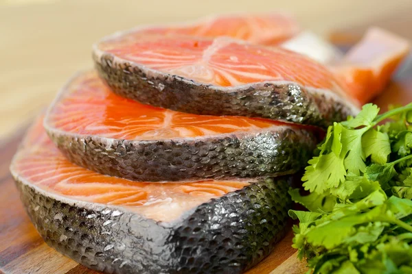 Heerlijke gedeelte van verse zalmfilet met peterselie — Stockfoto