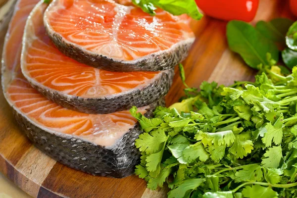 Heerlijke gedeelte van verse zalmfilet met basilicum — Stockfoto