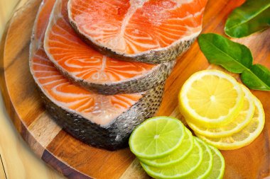 Lezzetli limon ile taze somon fileto bölümünü