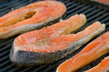 Bölümü bir ızgarada taze somon fileto