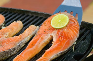 Limonlu bir ızgarada taze somon fileto bölümünü