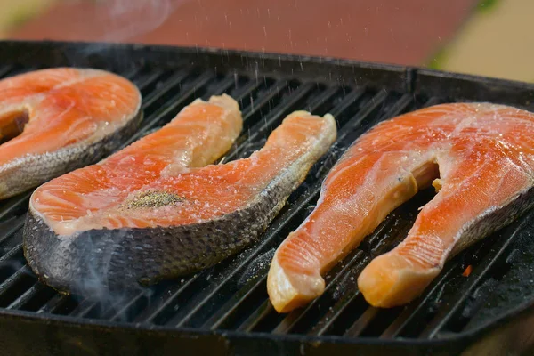 Porzione di filetto di salmone fresco su una griglia — Foto Stock