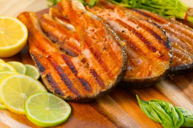 Kireç ve maydanoz ile ızgara somon fileto