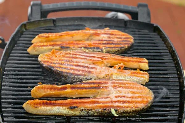 Portion of fresh salmon fillet cooced on a grill — Stock Photo, Image