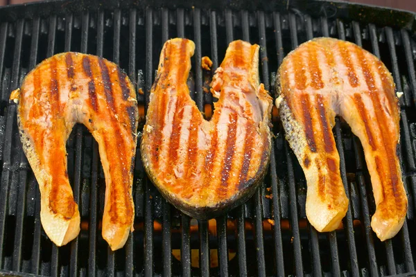 Portion of fresh salmon fillet cooced on a grill — Stock Photo, Image