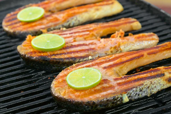 Filetto di salmone fresco con lime cotto su una griglia — Foto Stock