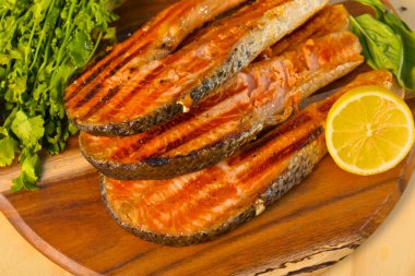 Kireç ve maydanoz bir ahşap tahta üzerinde ızgara somon fileto