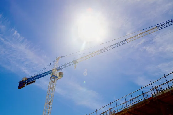 Crain em um novo local de construção de arranha-céus Imagem De Stock