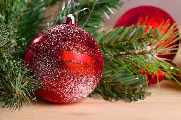 Bola de Natal com ramo de abeto verde — Fotografia de Stock