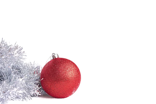 Bola roja de Navidad con oropel de plata — Foto de Stock