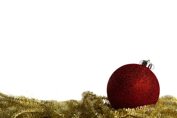 Bola roja de Navidad con oropel amarillo — Foto de Stock