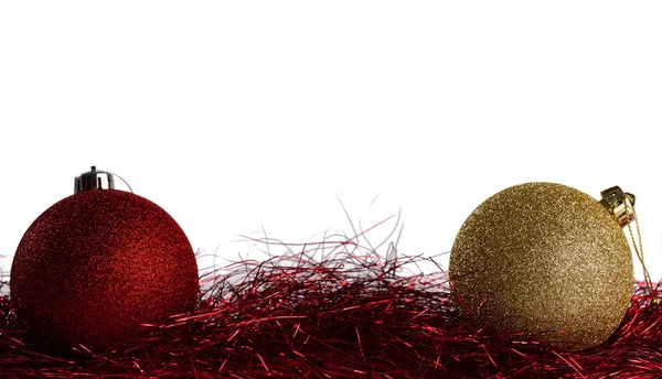 Weihnachtskugeln mit rotem Lametta — Stockfoto