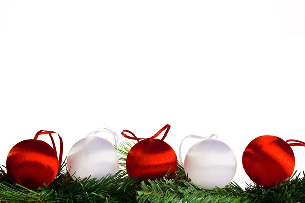 Bolas de Natal com ramo de abeto verde — Fotografia de Stock