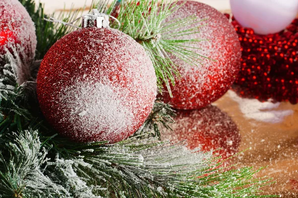 Bolas de Natal com ramo de abeto verde — Fotografia de Stock