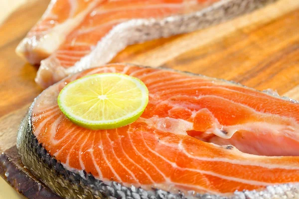 Delicious  portion of fresh salmon fillet with lemon — Stock Photo, Image