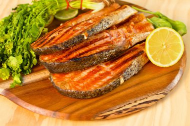 Limonlu bir ızgarada pişmiş somon fileto