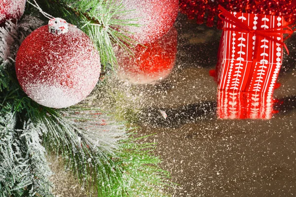 Weihnachtskugeln mit grünem Tannenzweig — Stockfoto