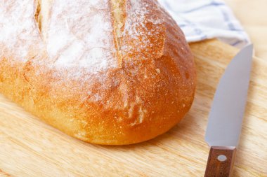 Ahşap masa üzerinde beyaz ekmek somun