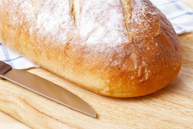 Ahşap masa üzerinde beyaz ekmek somun