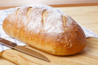 Ahşap masa üzerinde beyaz ekmek somun