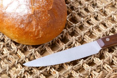 Ahşap masa üzerinde beyaz ekmek somun