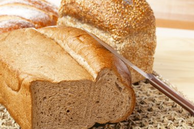 Ahşap masa üzerinde beyaz ekmek somun