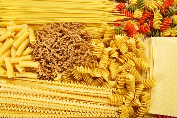 Diversi tipi e forme di pasta italiana — Foto Stock